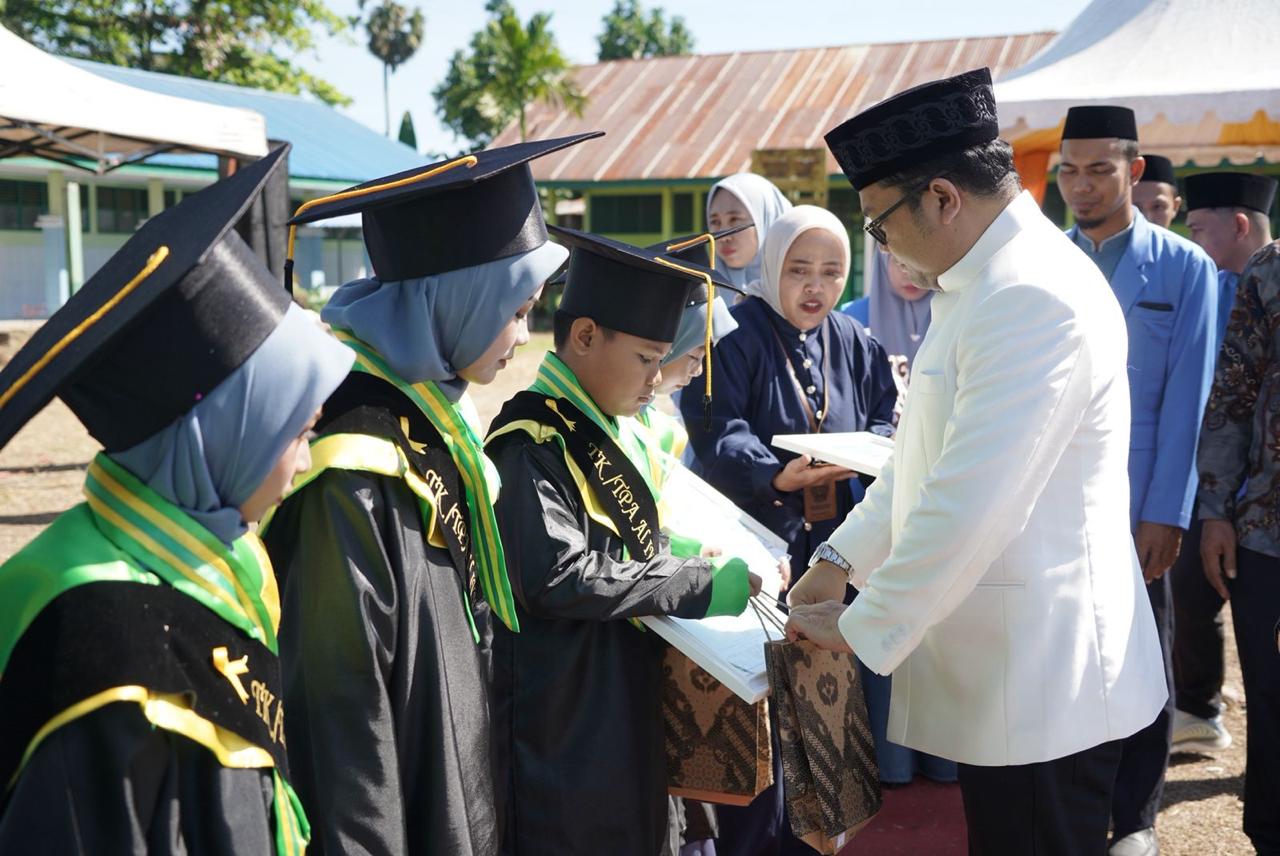 Wisuda Santri di Bonsel, Wabup DM Sebut Program BKPRMI Selaras Gowa Accaradde