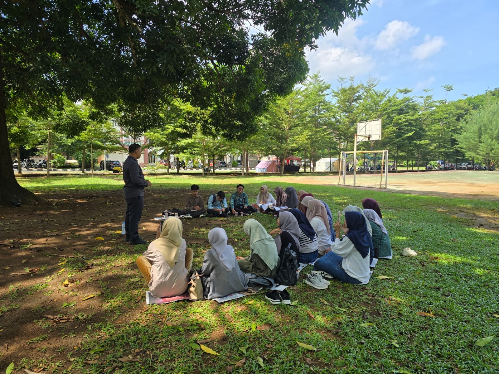 Dekan FDK UIN Alauddin Apresiasi Mahasiswa Manfaatkan Taman Jadi Lokasi Praktik Jurnalistik