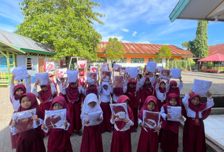 Program Rutin Sejak 2022, Pemkab Maros Kembali Bagikan Ribuan Seragam Sekolah Gratis