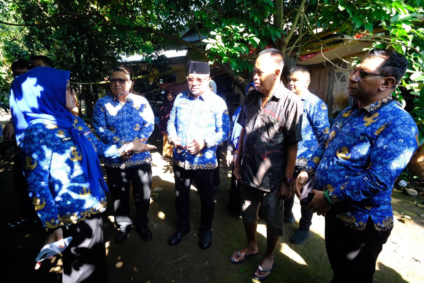 Prihatin Ada Warga Sebatangkara Tinggal di Bekas Kandang Ayam, Bupati Husniah Langsung Turun Berikan Bantuan