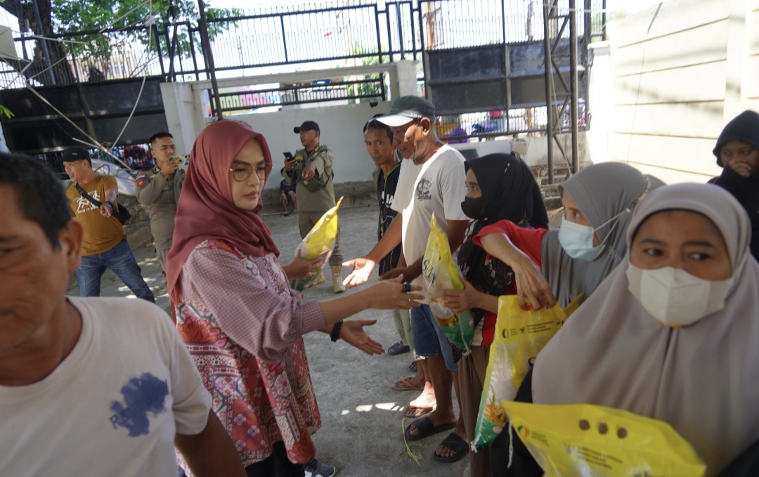 Wagub Sulsel dan Pimpinan Dewan Bagikan Beras ke Warga Sekitar Gedung DPRD Sulsel