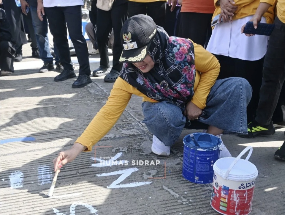 Ribuan Pelajar di Sidrap Manfaatkan    Jalan Beton 3 Kilometer untuk Melukis