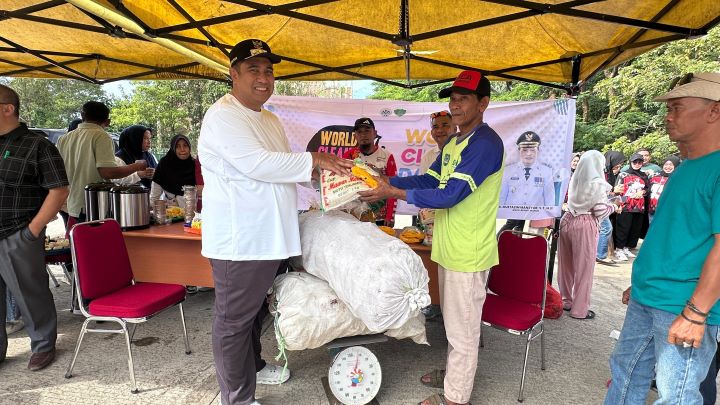 World Clean Up Day, Warga Maros Tukar Sampah dengan Beras dan Minyak
