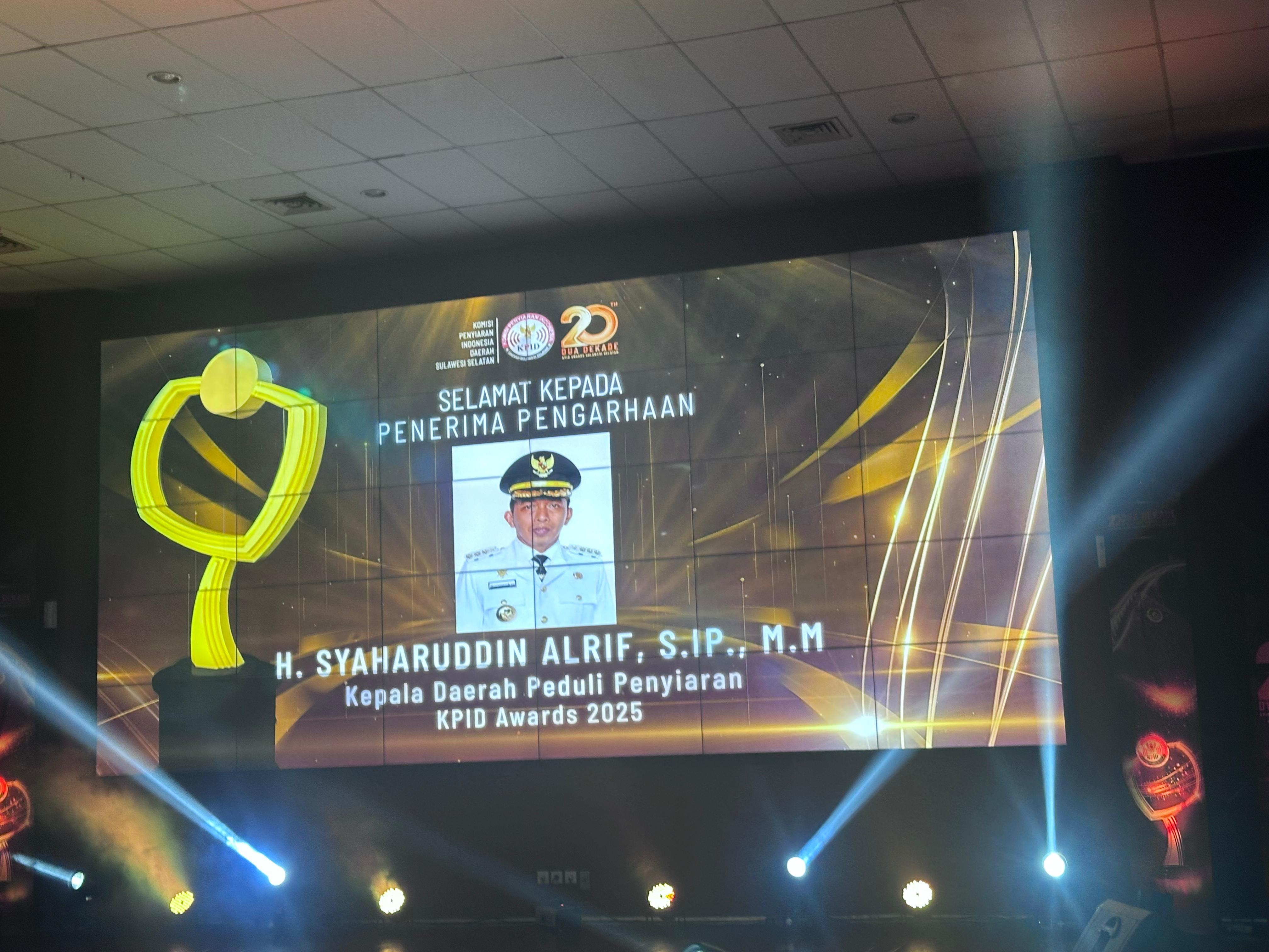Bupati Syaharuddin Alrif Raih Penghargaan “Bupati Peduli Penyiaran” KPID Award 2025