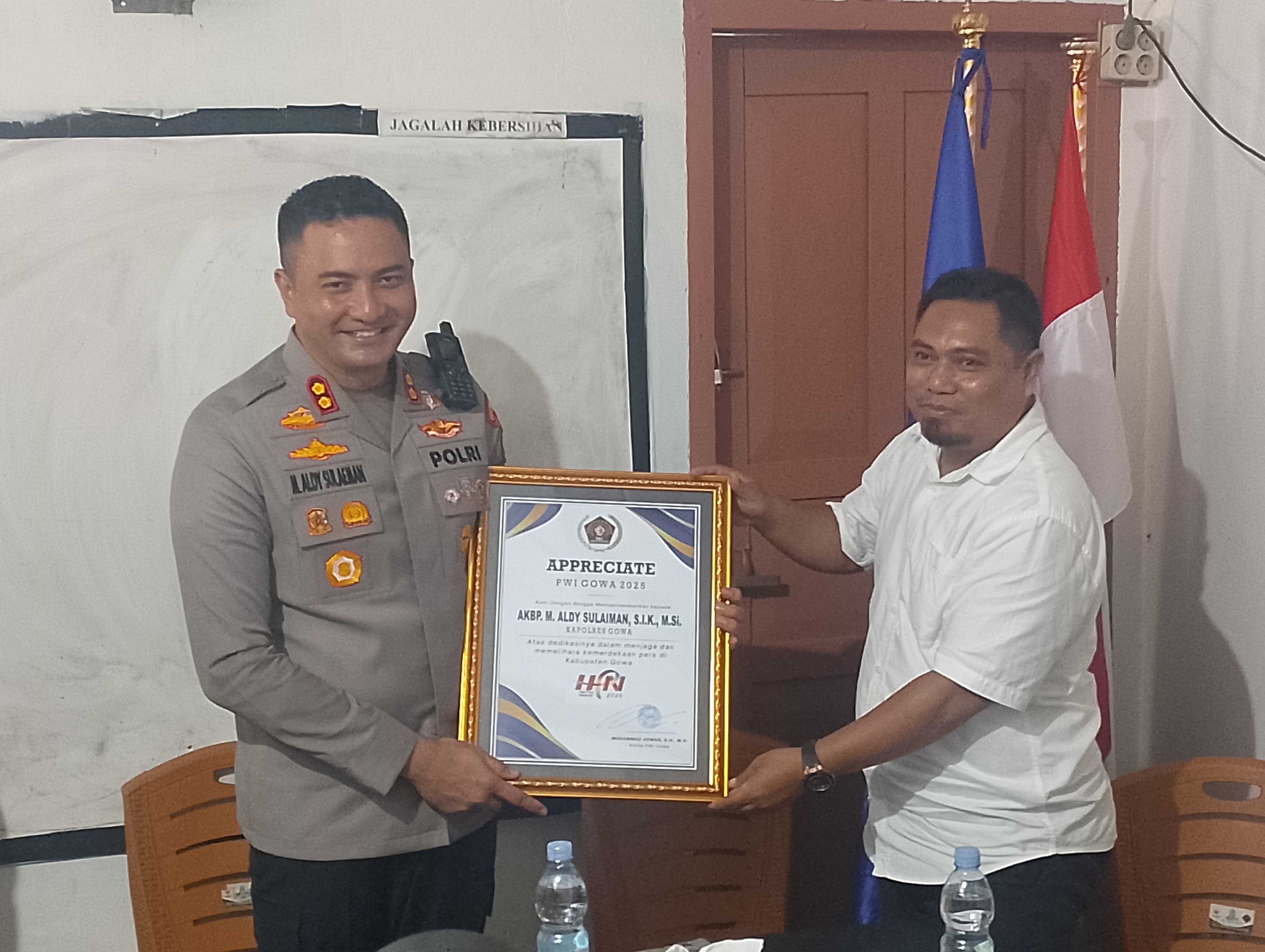 Silaturrahmi ke Sekretariat PWI, Kapolres Gowa Terima Piagam Apresiasi
