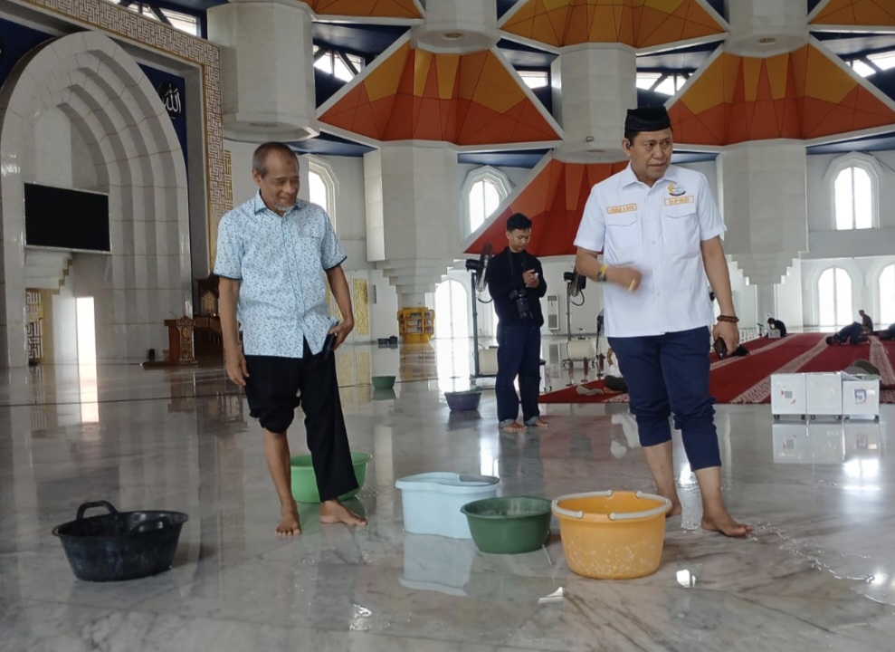 Masjid 99 Kubah Direhab Rp4,5 Miliar, Dewan Hanya Temukan Baskom Berjejer Tampung Air Bocor