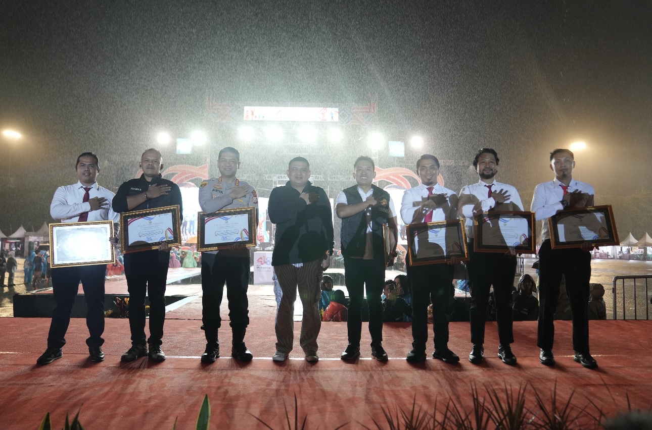 Berhasil Temukan Bilqis,Kapolrestabes dan Lima Anggota Lainnya di Anugrahi Penghargaan dari Pemkot Makassar