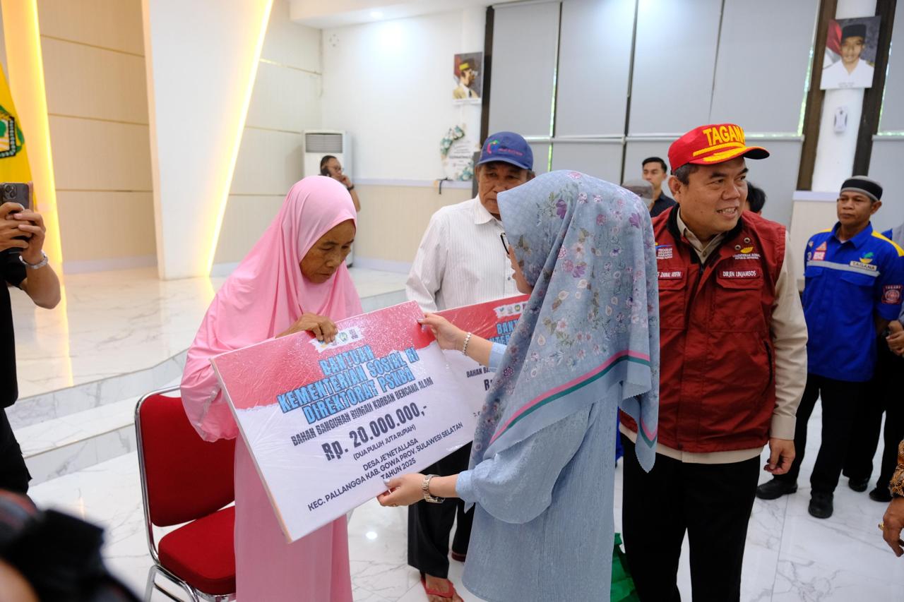 9 Warga Terdampak Angin Kencang di Gowa Terima Bantuan Perbaikan Rumah
