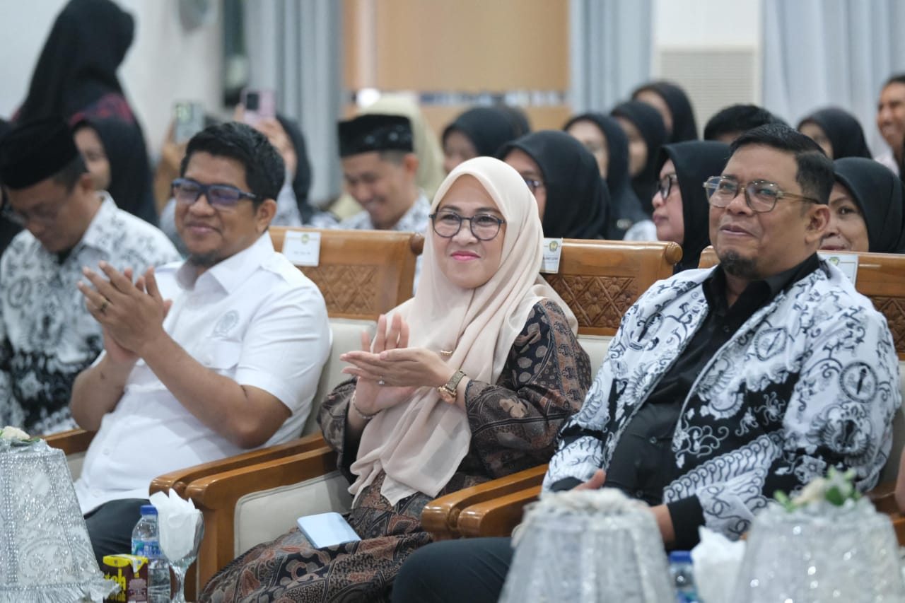 13 Guru Berprestasi dan Berdedikasi di Gowa Terima Penghargaan