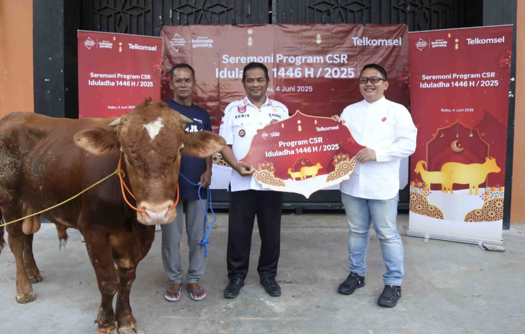 Lewat CSR 'Sambungkan Senyuman', Telkomsel Bagikan Hewan Kurban ke 600 Titik Prioritas di Indonesia