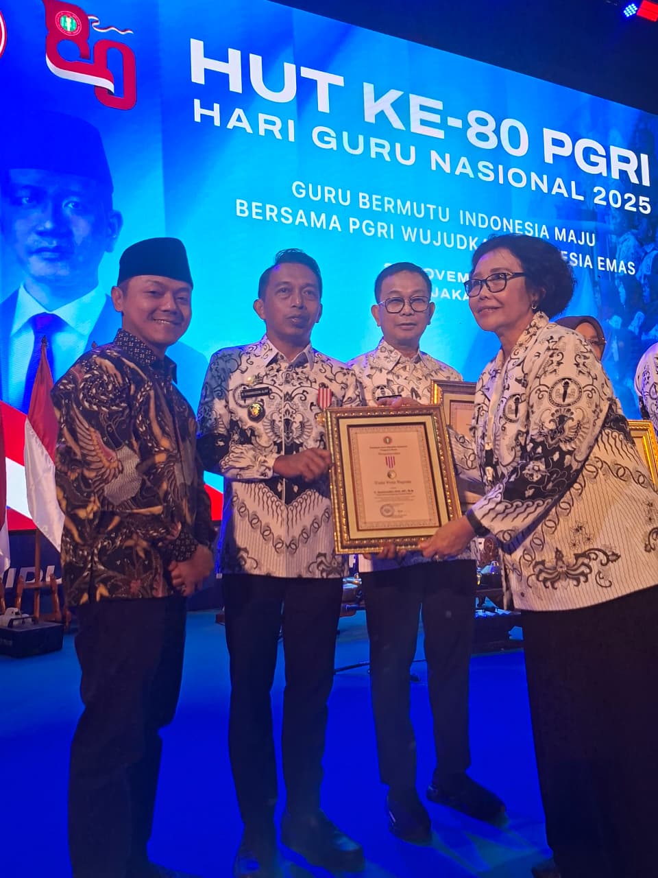 Bupati Syaharuddin Alrif Terima Anugerah Dwija Praja Nugraha, Penghargaan Tertinggi PB PGRI