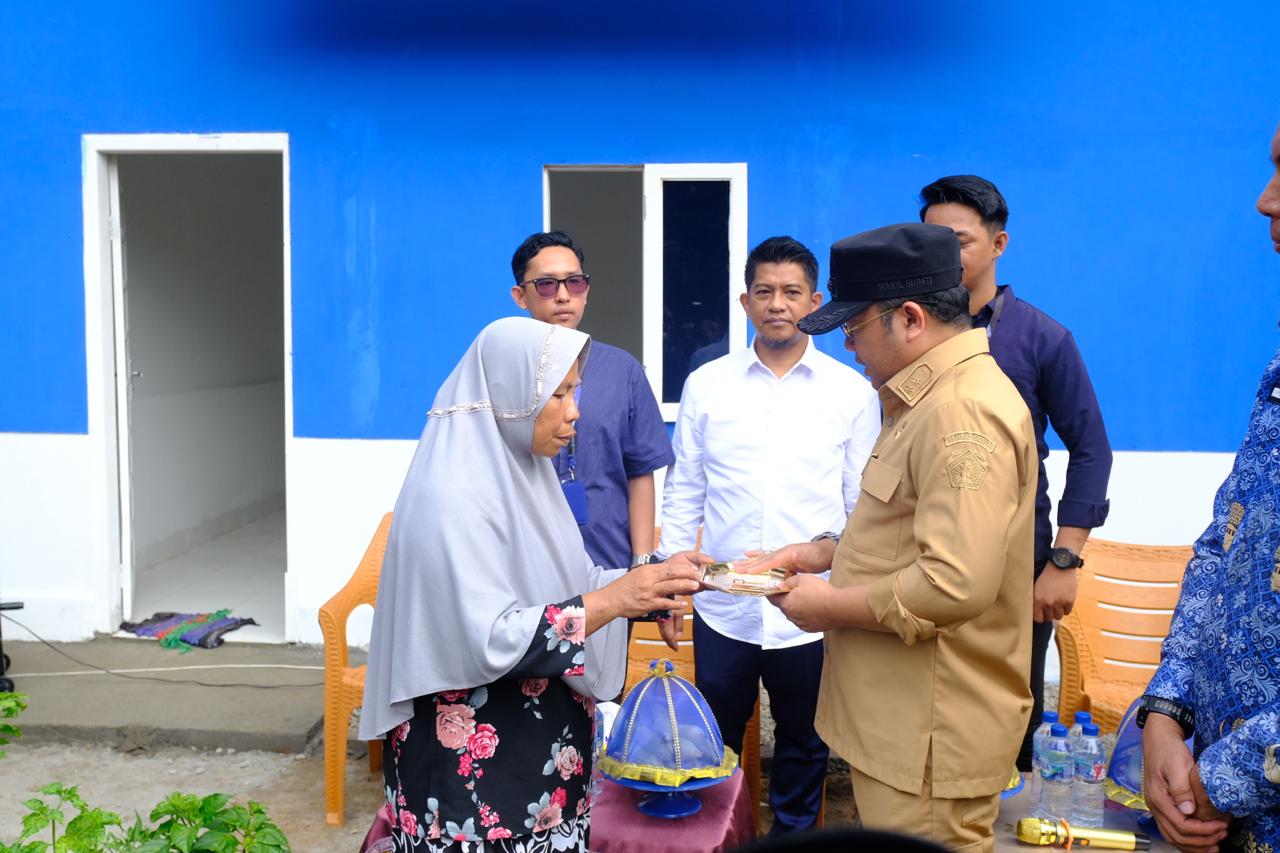 Terharu Dapat Bantuan, Warga Miskin Ekstrem di Manuju: Terima Kasih Pemkab Gowa