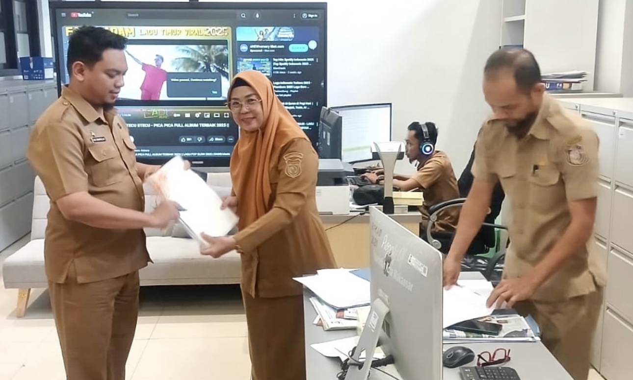Distan Makassar Serahkan 25 Sertipikat Aset Pemkot ke BPKAD