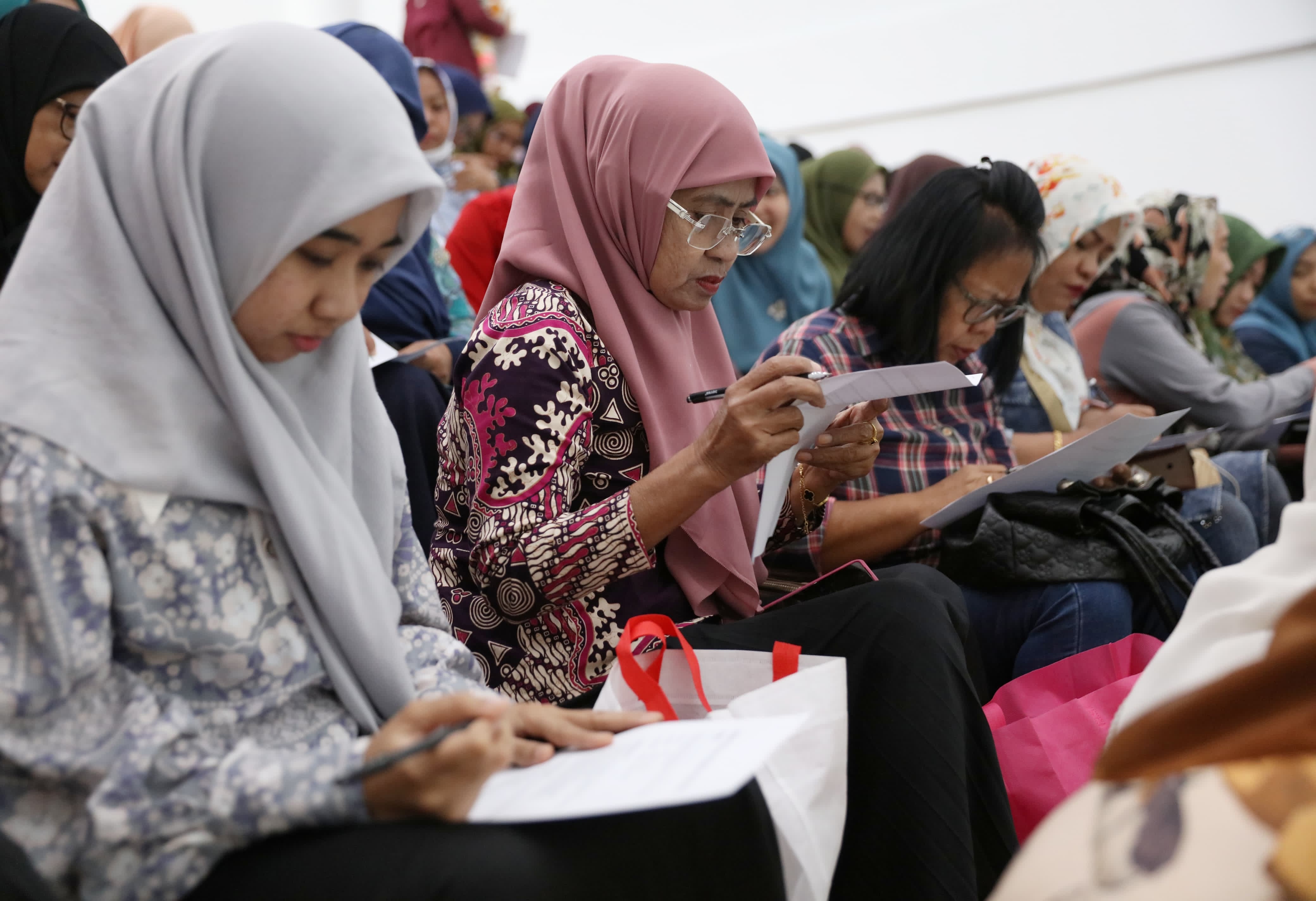 Pelaku UMKM Kota Makassar Dibekali Literasi Keuangan dan Digital