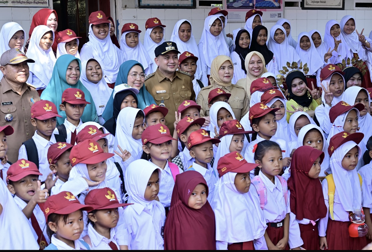 Pemkot Makassar Salurkan Seragam Sekolah Gratis bagi 150 Siswa di Kepulauan