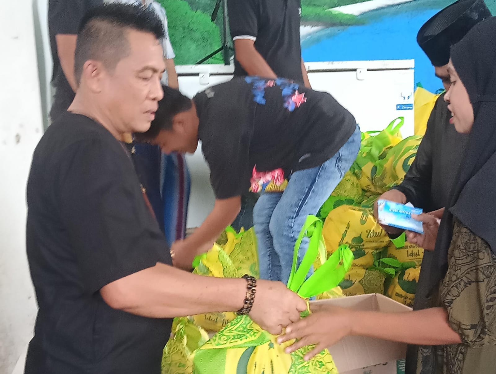 Tradisi Berbagi, Paket Lebaran Istana Mappala Sasar 525 Warga Miskin