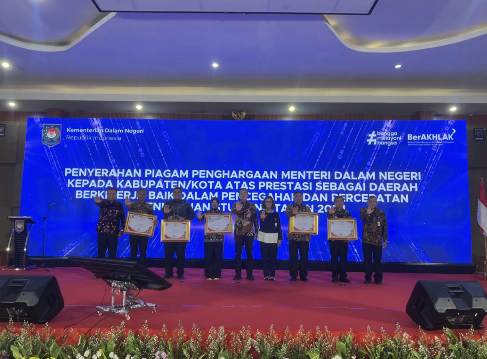 Pemkab Maros Borong Sekaligus 3 Penghargaan Nasional 
