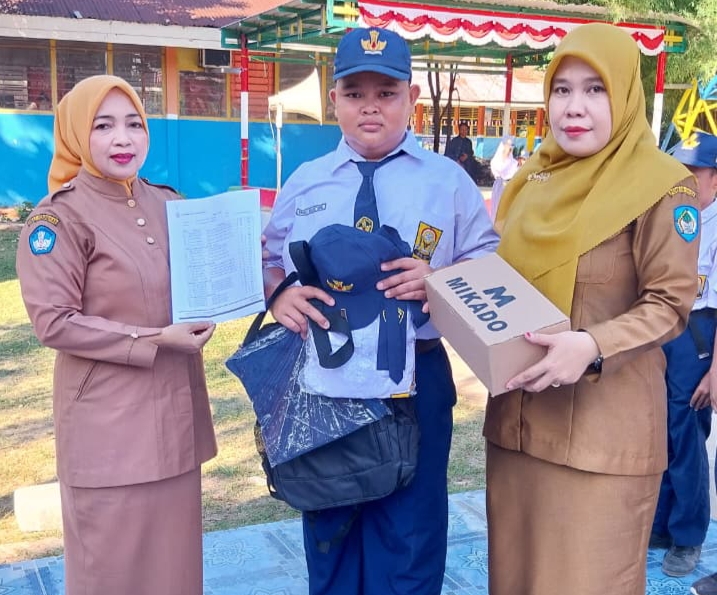 Seragam Sekolah Gratis Disalurkan, SMPN 1 Pallangga Bagikan ke 400 Siswa
