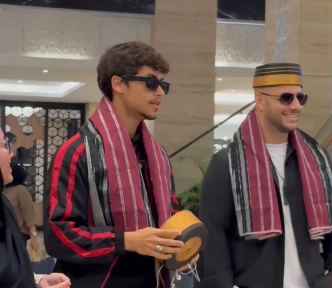 Tur Konser, Maher Zain dan Harris J Disambut Meriah Fansnya saat Tiba Di Makassar 