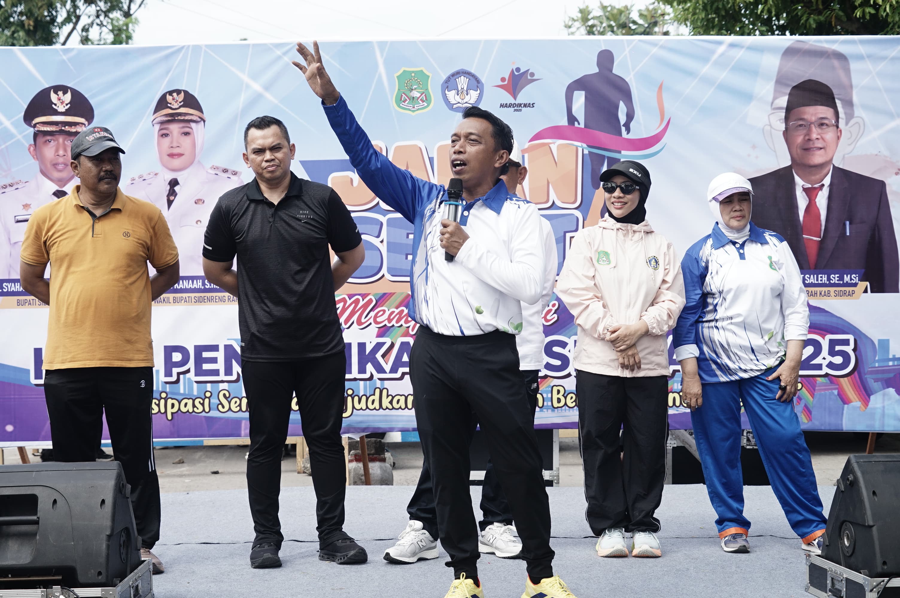 Pemkab Sidrap Gelar Jalan Sehat Memperingati Hardiknas 2025 