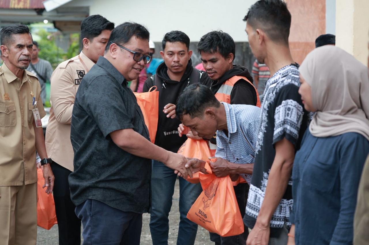 Bupati Takalar Serahkan 238 Paket Lebaran dari Baznas kepada Tenaga Teknis