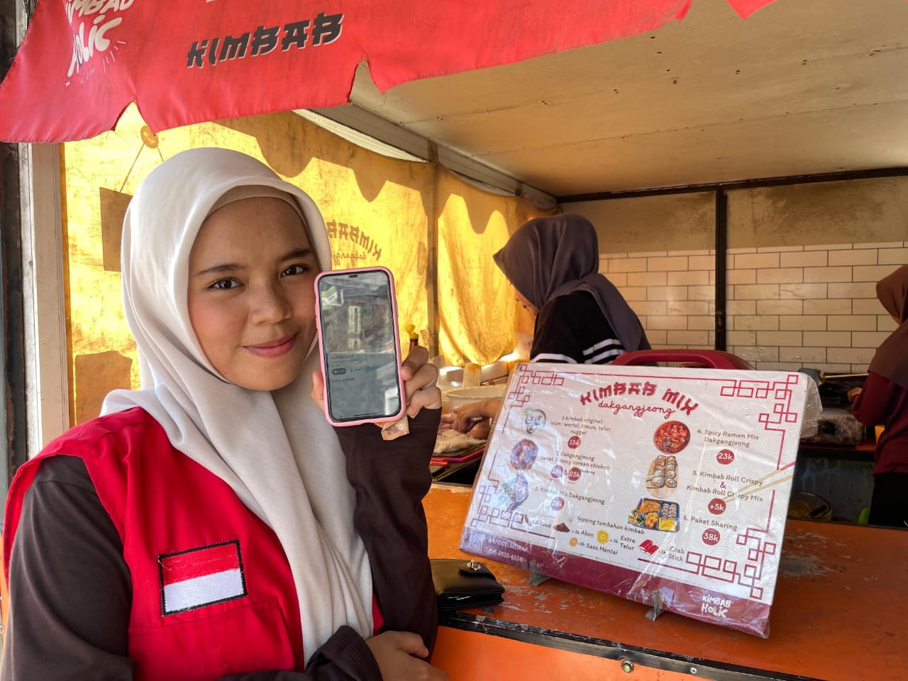 Mahasiswi Sosiologi Fisip Unhas Dorong UMKM Lautang Benteng Go Digital Melalui Google Maps dan QRIS