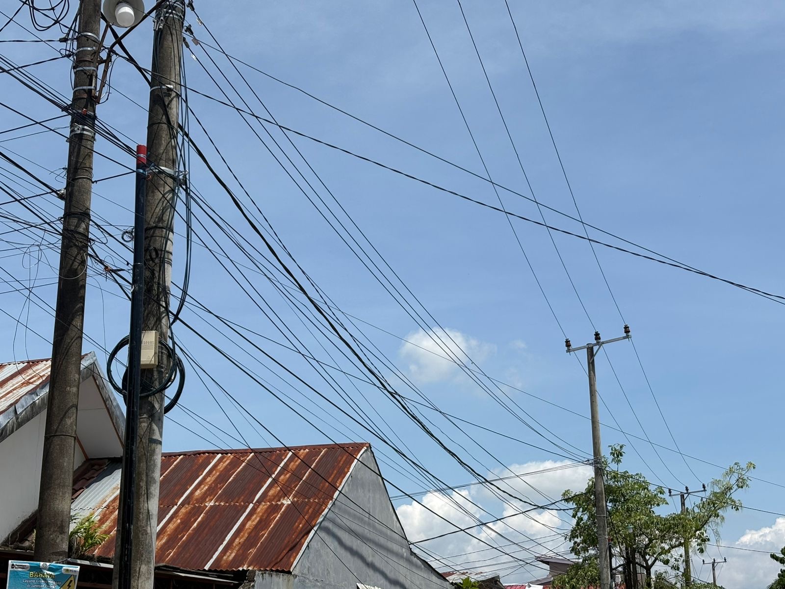 Langgar Rekomendasi, Dinas PU Turunkan Tim Terpadu Tertibkan Tiang My Republic