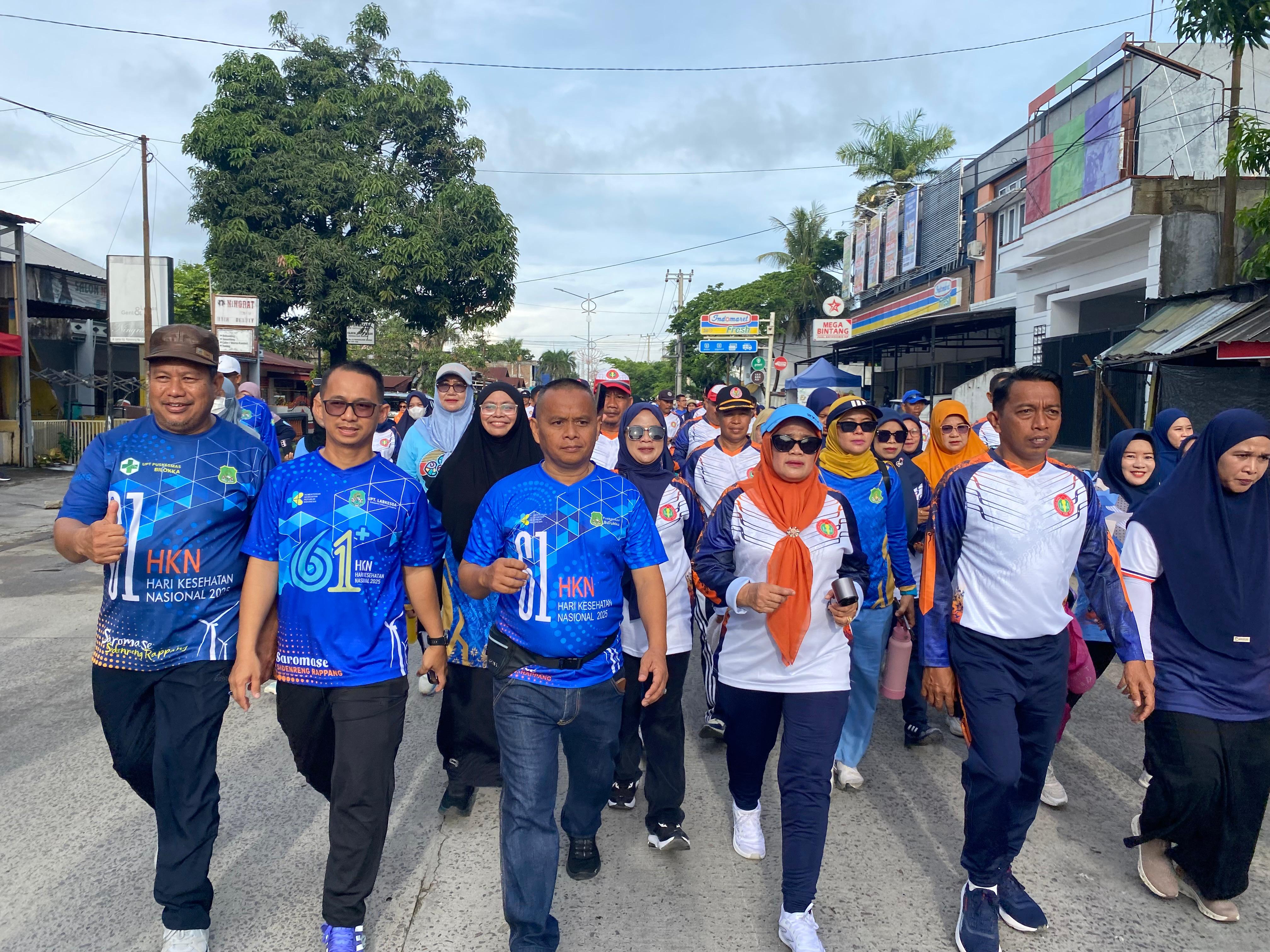 Bupati dan Wabup Sidrap Membaur dengan Ribuan Peserta Jalan Santai HUT PGRI dan Korpri