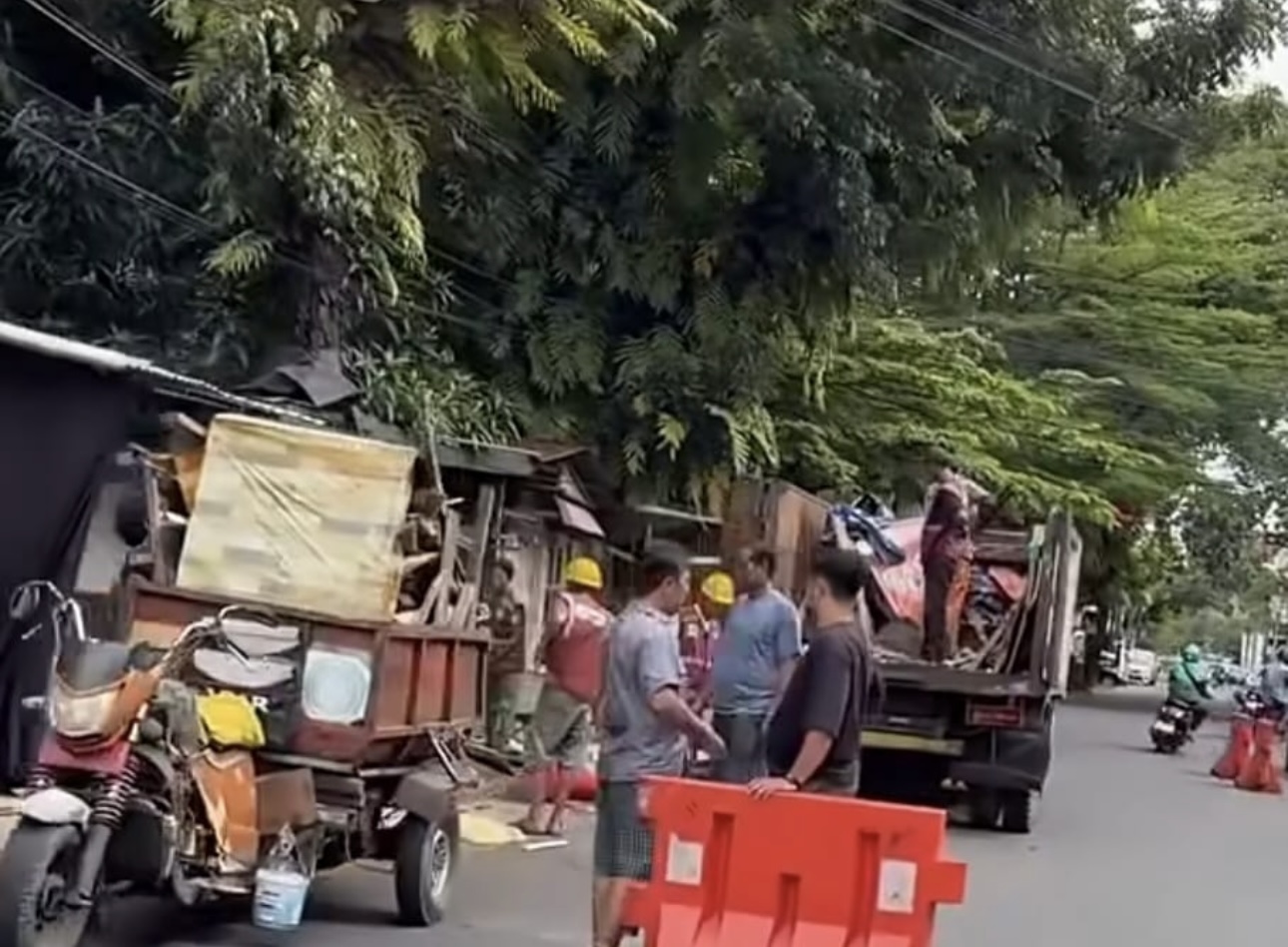 Puluhan Tahun Berdiri, 23 Lapak PKL di Mariso Dibongkar Mandiri oleh Warga