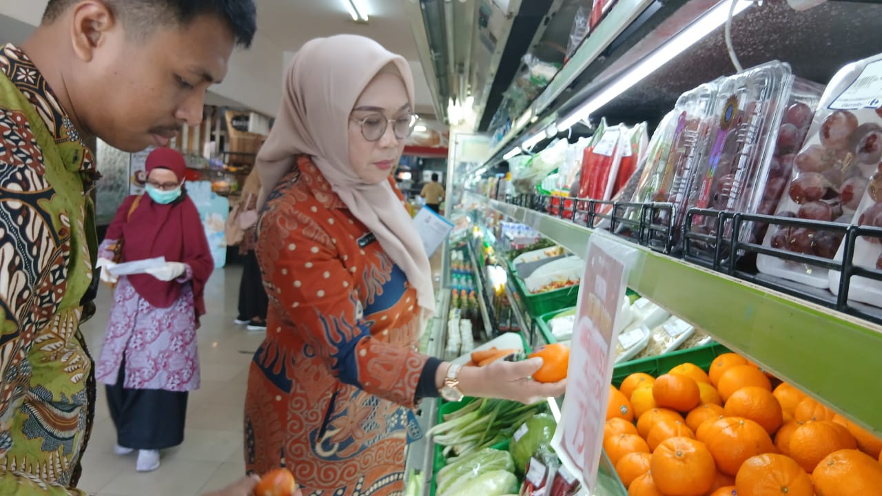 DKP Kota Makassar Uji Sampel di Transmart Pengayoman