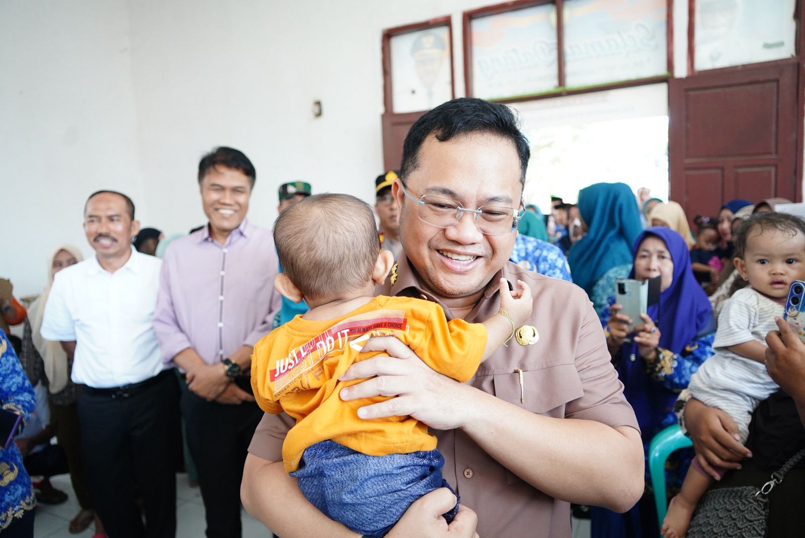 Wabup DM Sisihkan Dana Pribadi Bantu Keluarga Stunting