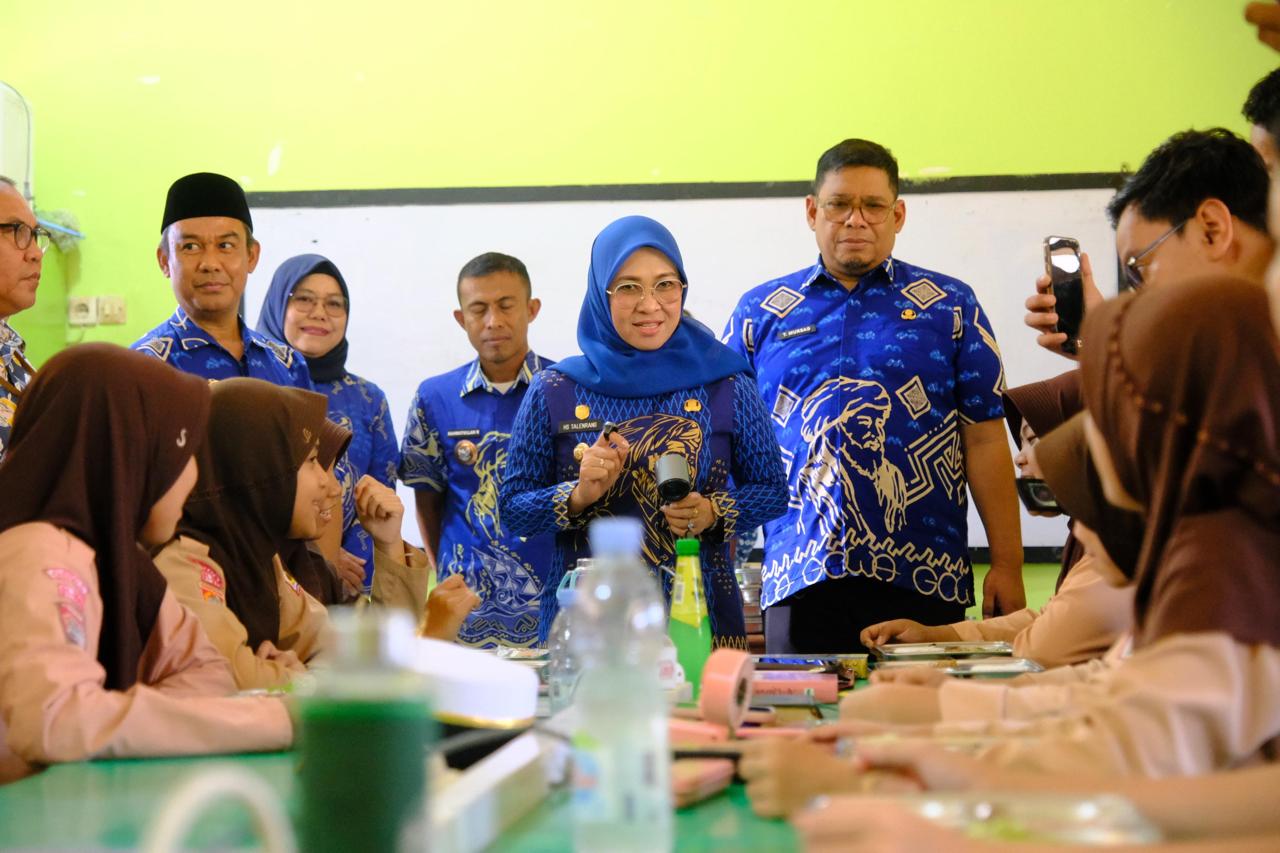 Sambut Gembira Bantuan Seragam Sekolah Gratis, SMPN 1 Sungguminasa Bagikan ke 495 Siswa