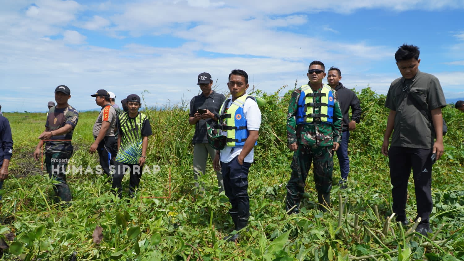 Peringatan Hari Juang TNI AD, Bupati Sidrap Pimpin Aksi Bersih Enceng Gondok di Danau Sidenreng 