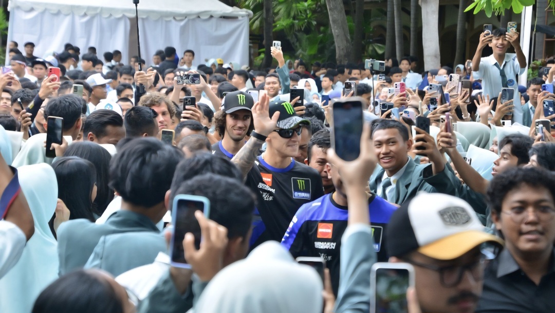 Heboh! Ratusan Pelajar Mataram Meet & Greet dengan Duo Monster Energy Yamaha MotoGP 