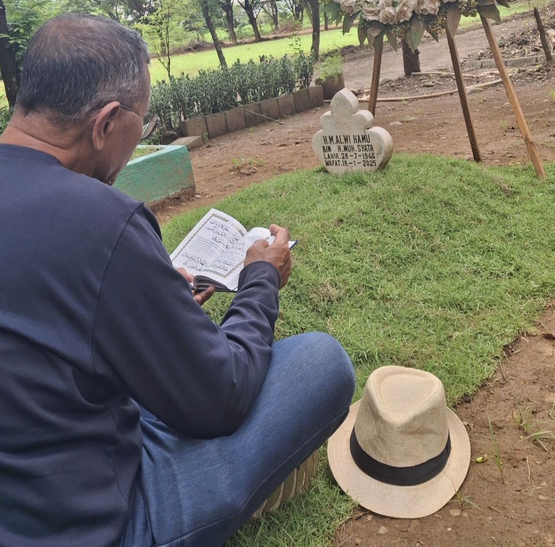 Dahlan Iskan Ziarah ke Makam Sahabatnya,  Alwi Hamu