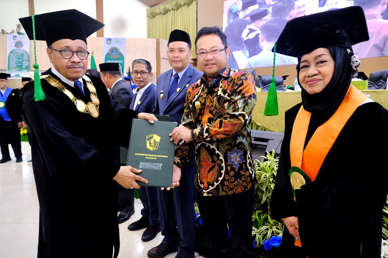 Wabup DM Terima Penghargaan Alumni Berprestasi di Milad 71 Tahun UMI Makassar