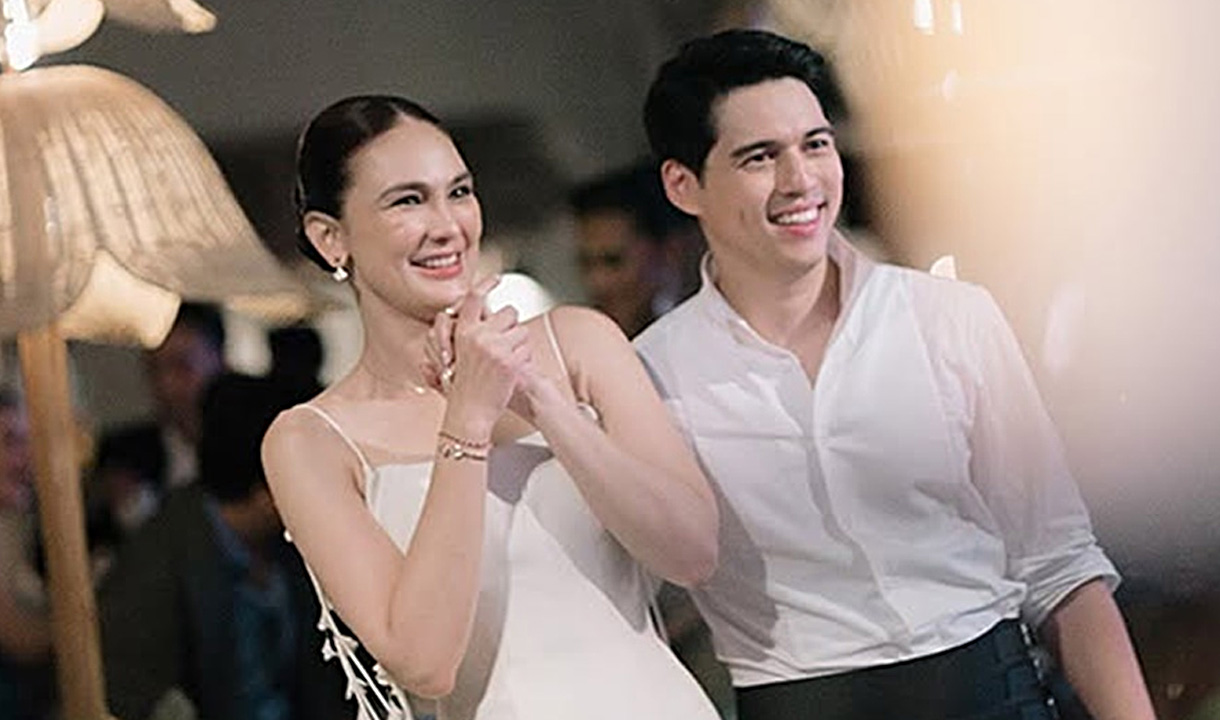 Luna Maya Ungkap Alasan Pakai Gaun Pengantin dengan Lukisan Wajah Sang Ayah