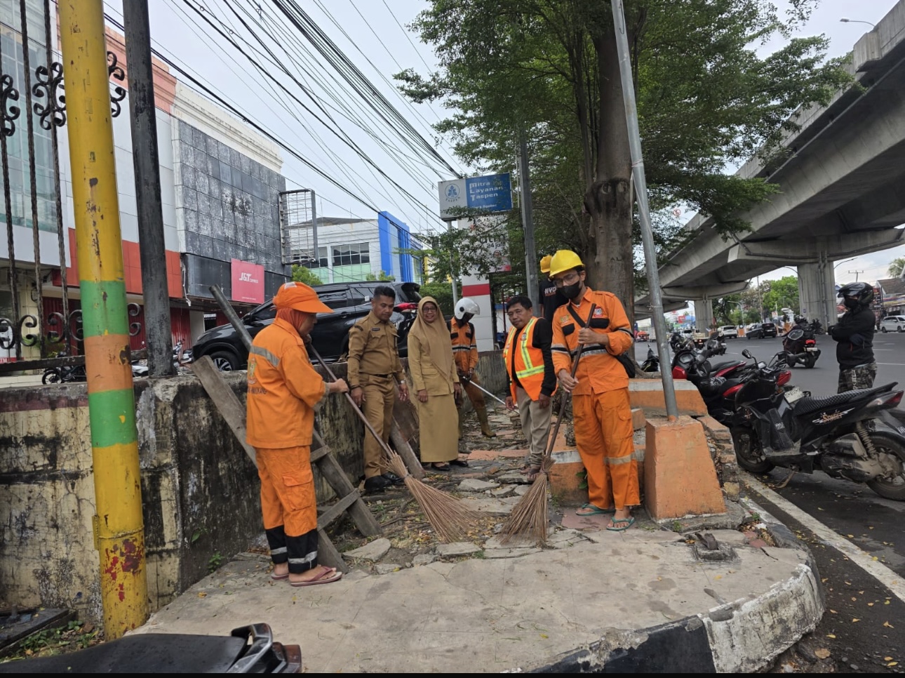 Kecamatan Panakkukang Benahi Sampah dan Trotoar Jalan Nasional di Pettarani