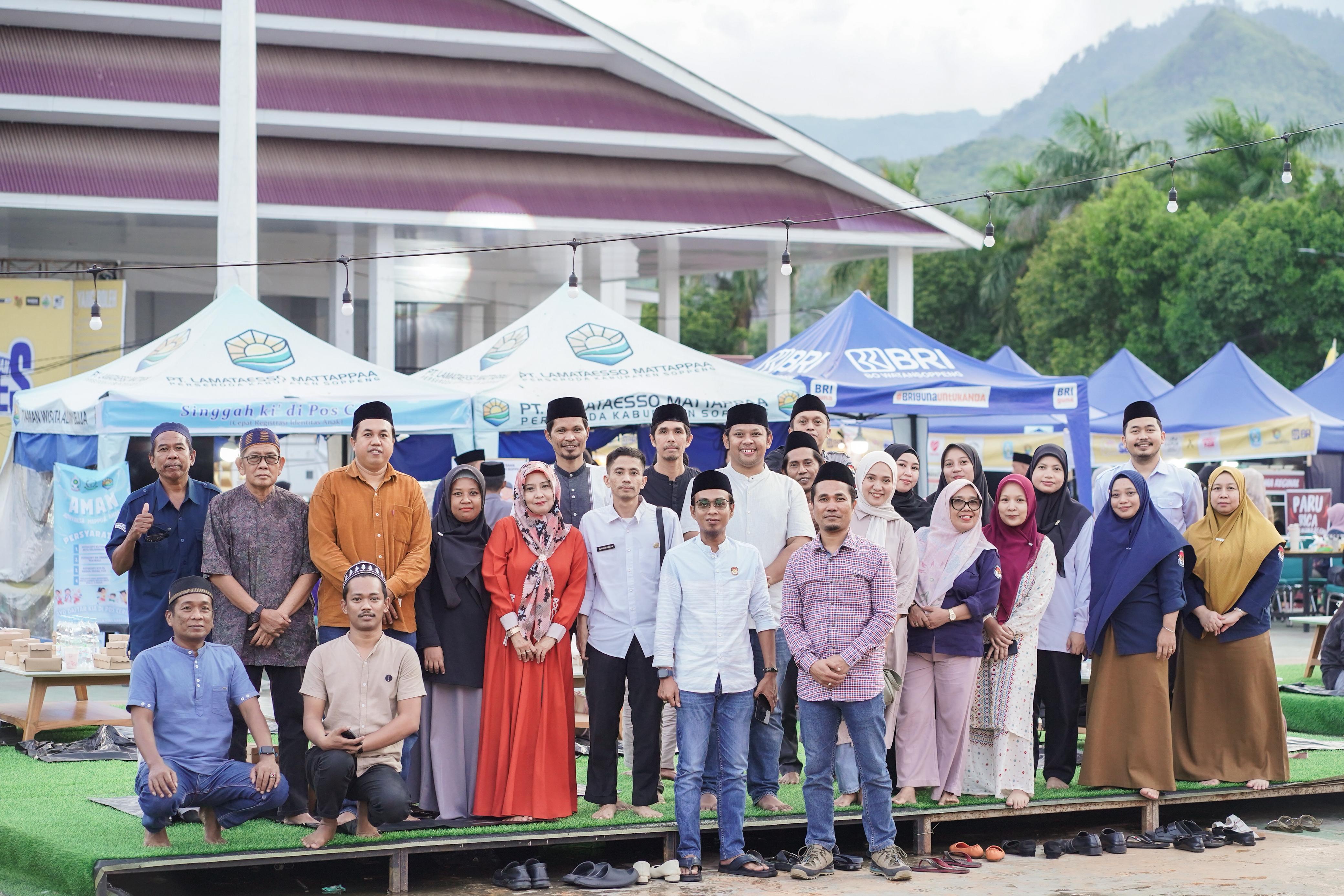 KPU Soppeng Bagi Takjil dan Sosialisasi PDPB di Bulan Ramadhan