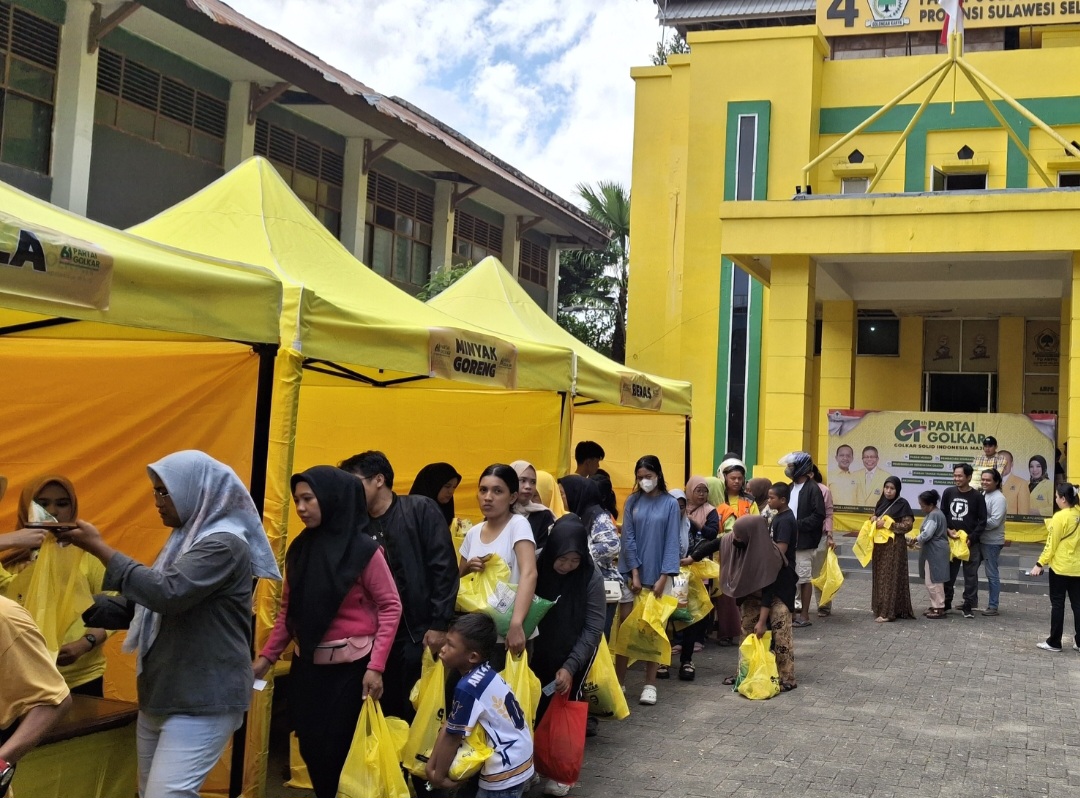 Peringati HUT ke-61, Golkar Sulsel  Bagi Sembako dan Gelar Pasar Murah