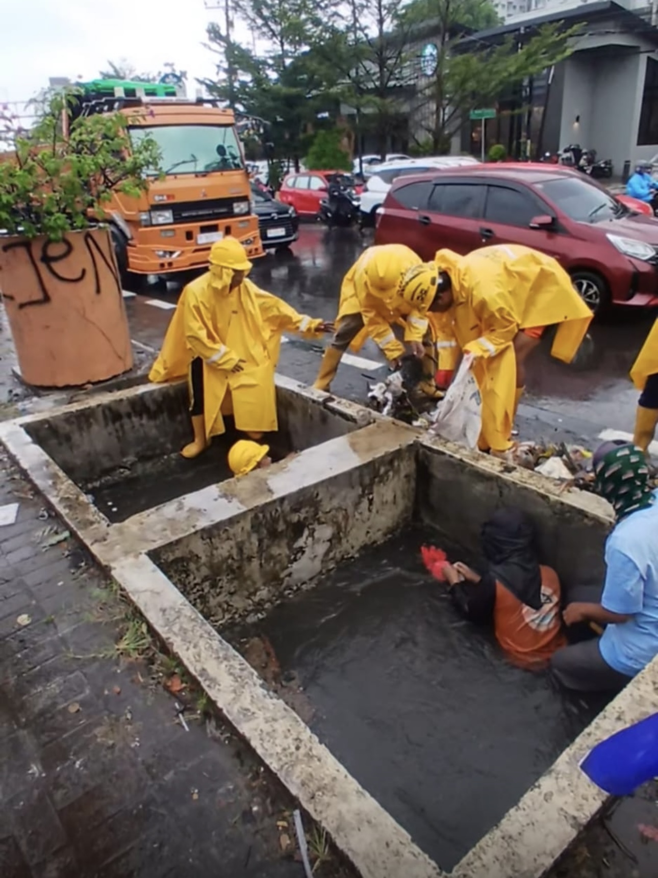 Gerak Cepat Satgas Drainase Makassar Tangani Genangan di Sejumlah Ruas Jalan