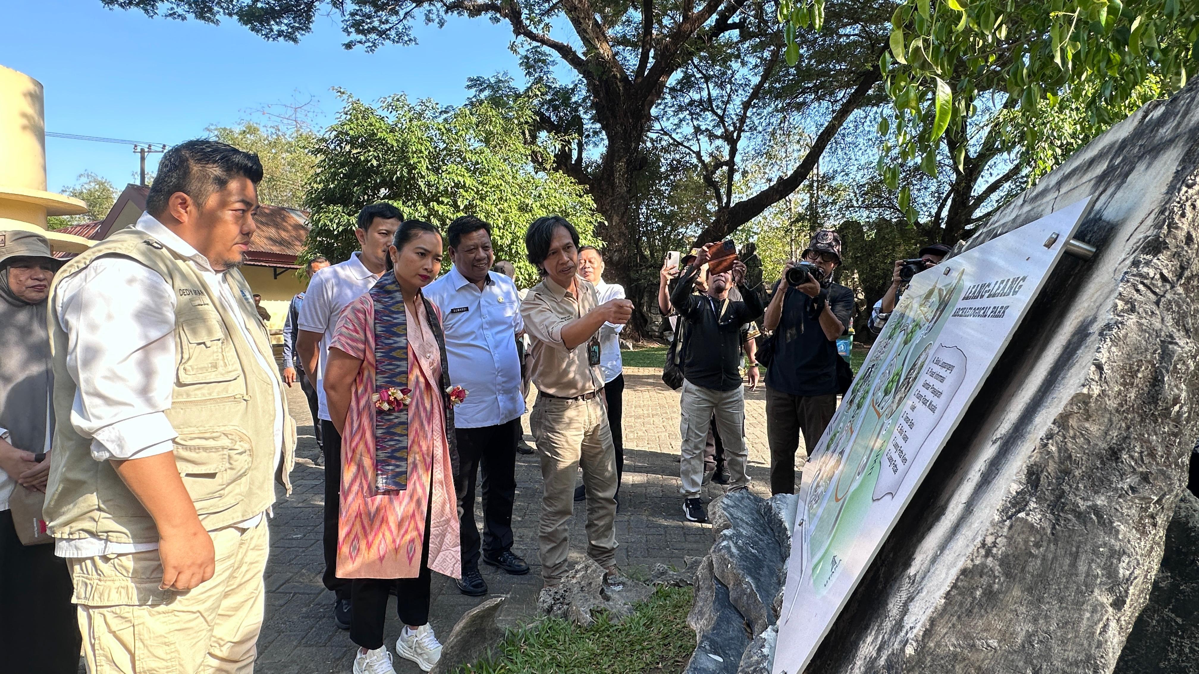 Wamenpar Ni Luh Puspa Ajak Anak Muda Turut Aktif Kembangkan Pariwisata di Geopark Maros Pangkep
