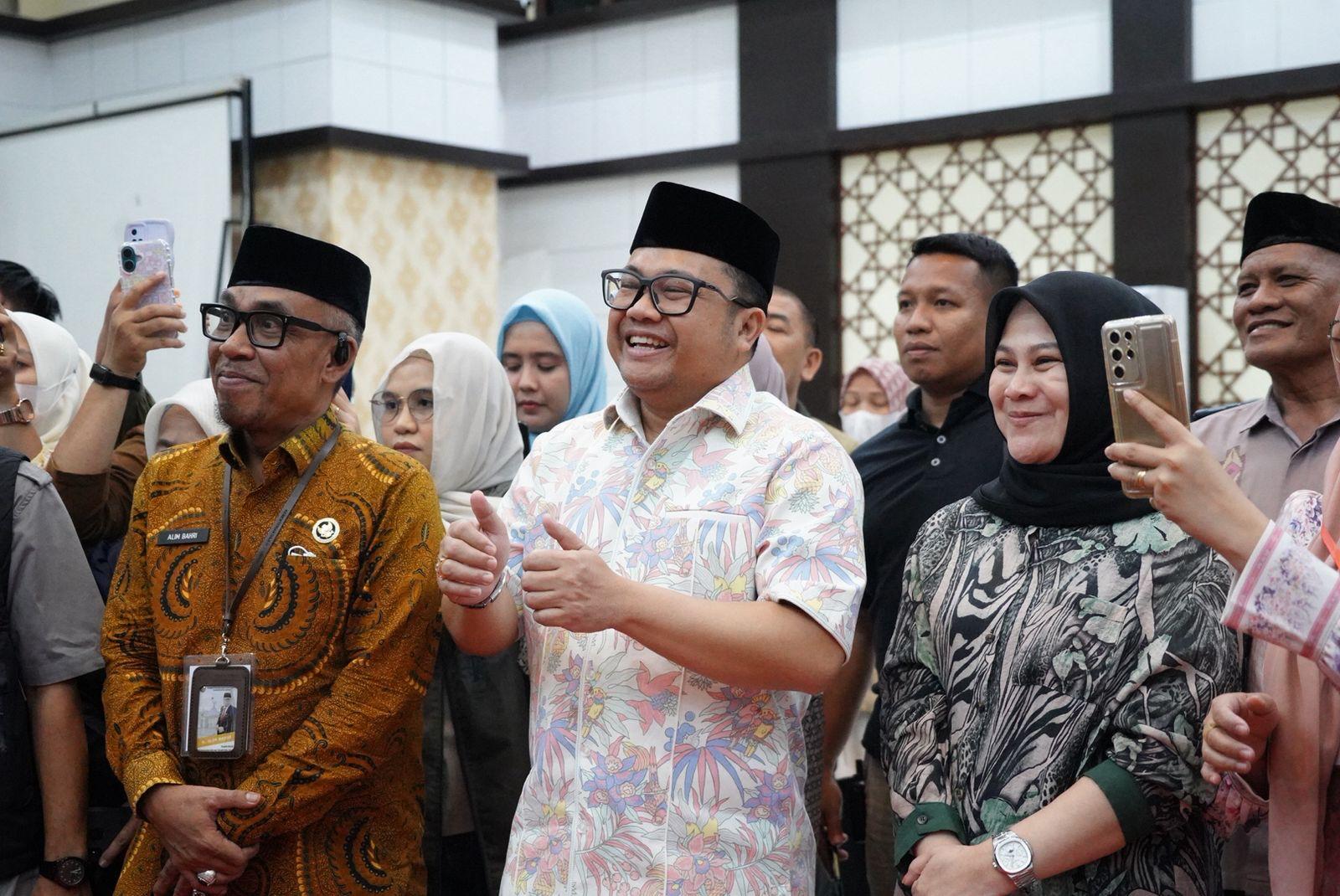 Weekend, Wabup DM Membaur dengan Jemaah Haji Gowa Kloter 7