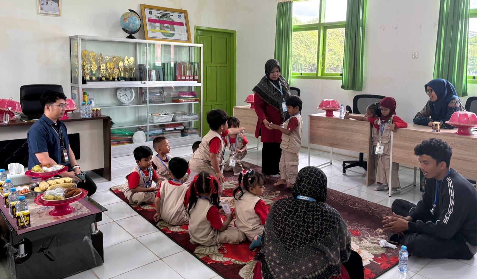 Siswa TK Dharma Wanita Belajar Profesi Jurnalis, Seru-Seruan Keliling Sekolah