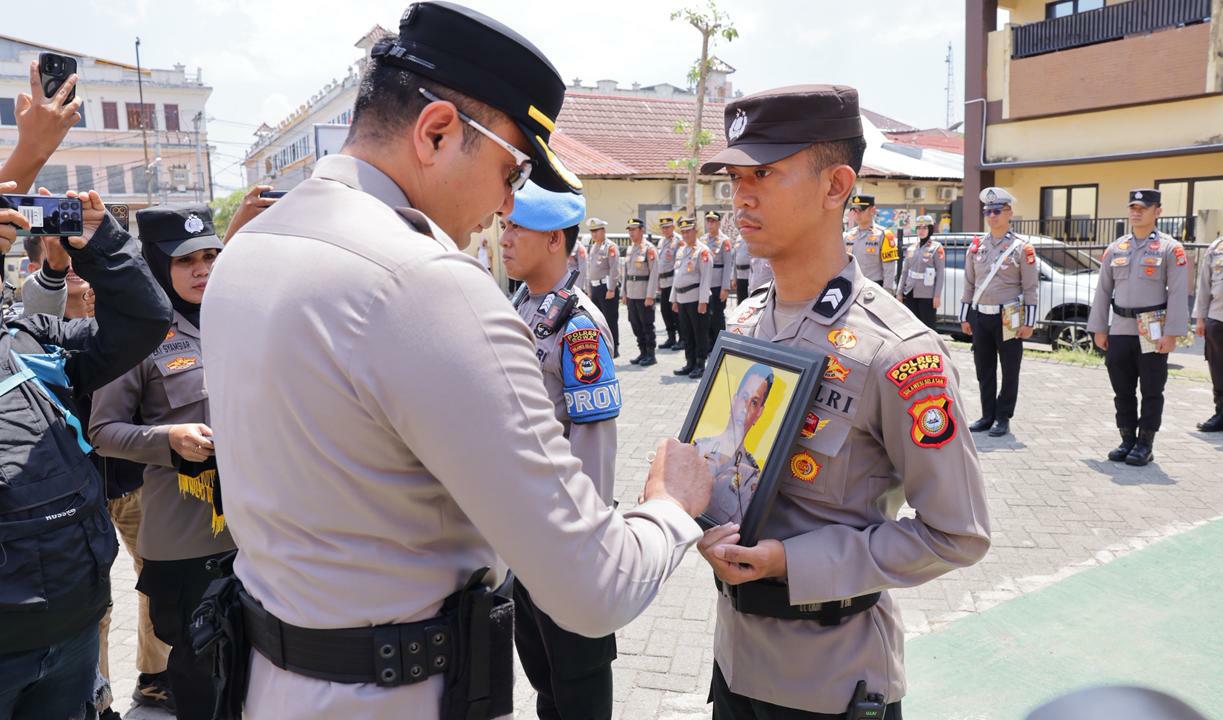 1 Polisi di Gowa Dipecat, 14 Terima Penghargaan