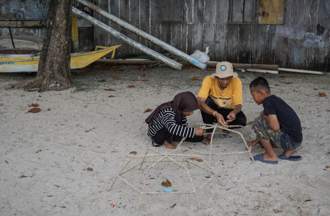 BERITA FOTO: Transplantasi Karang dan Pelepasan Tukik Warnai Aksi Konservasi di Pulau Barrang Caddi