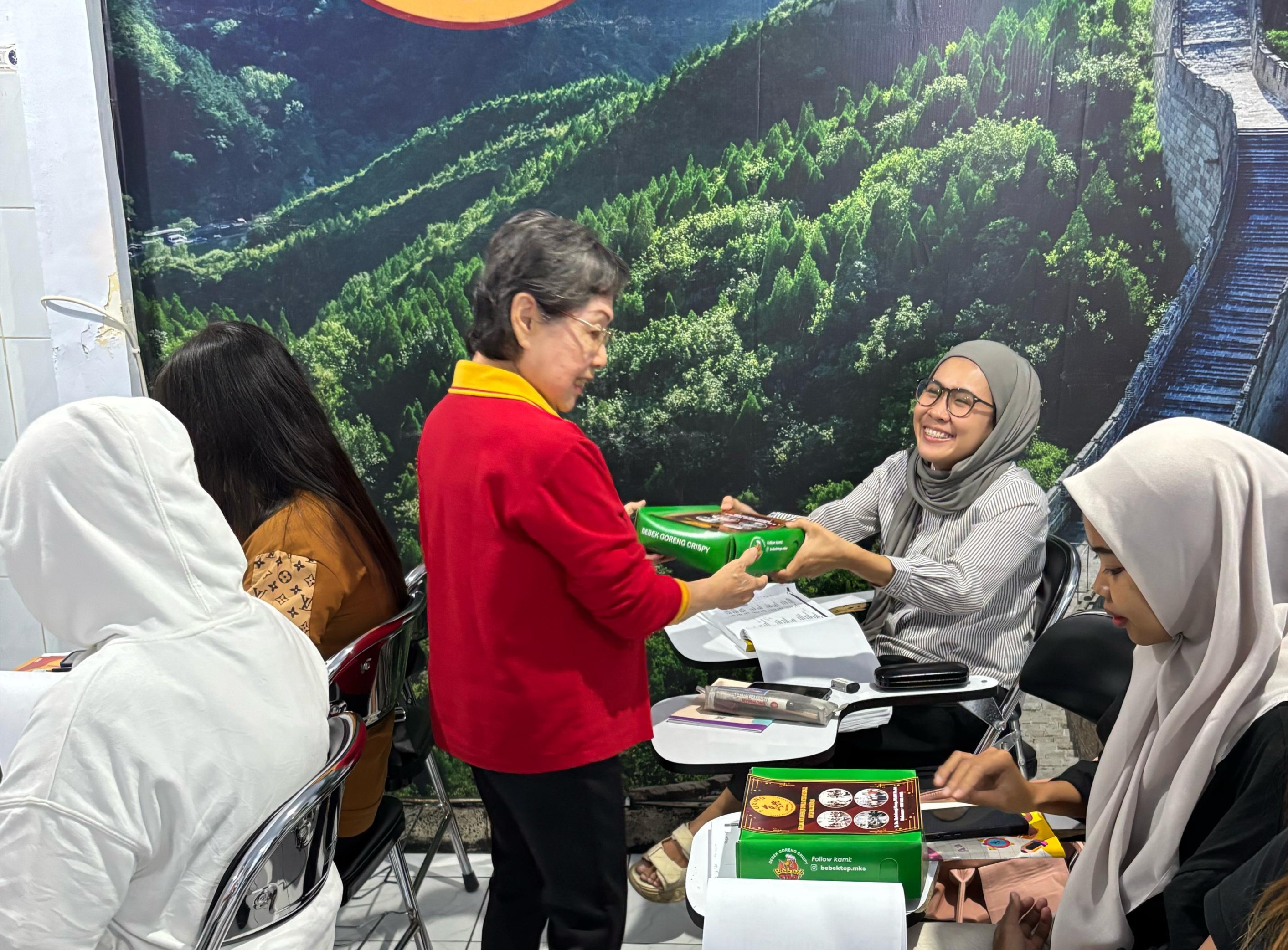 FUXING Makassar Gelar Jumat Berkah di Bulan Ramadan, Bagikan 100 Paket Makanan