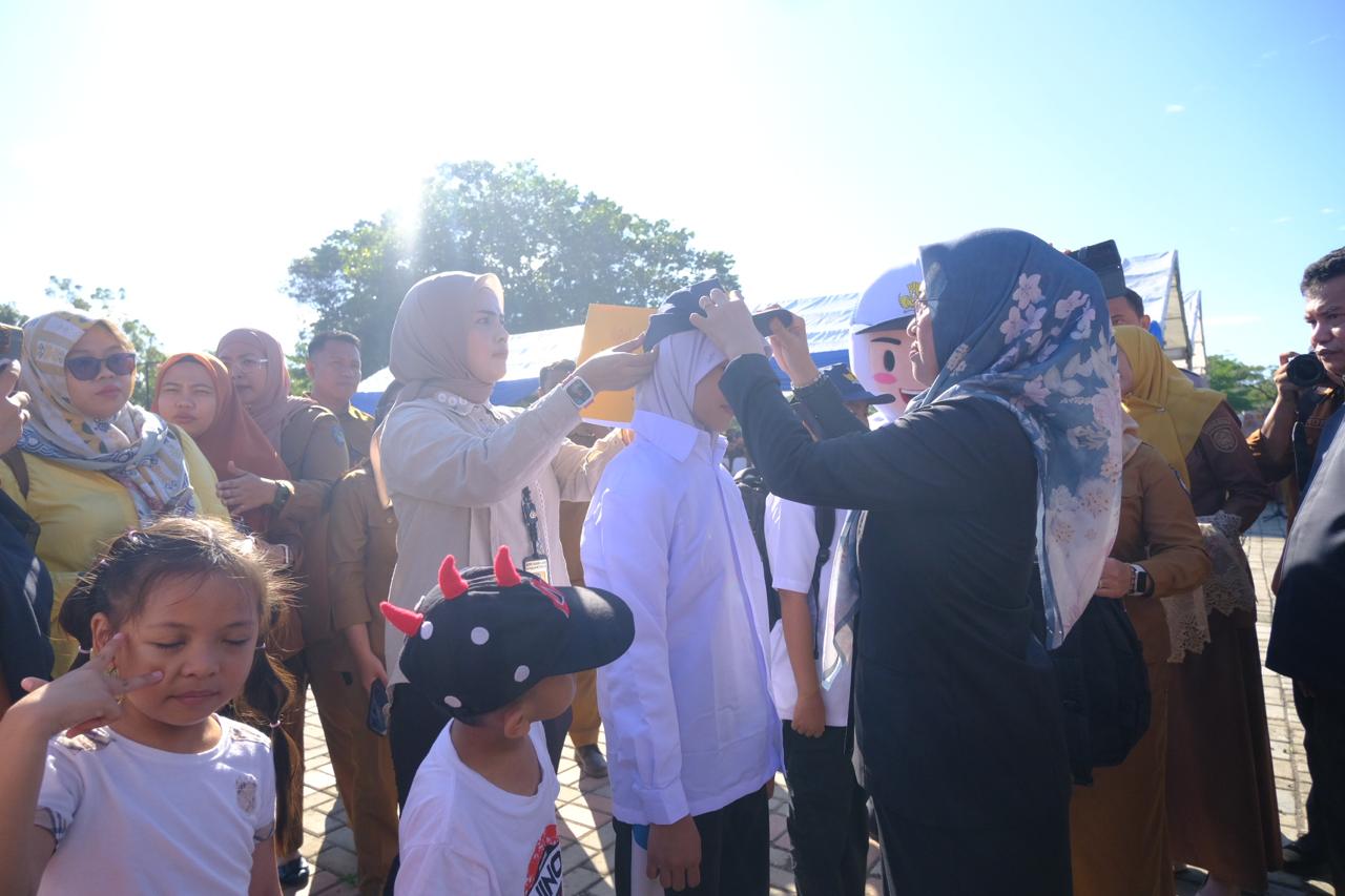 Tunaikan Janji Politik, HatiDamai Salurkan Seragam Sekolah Gratis
