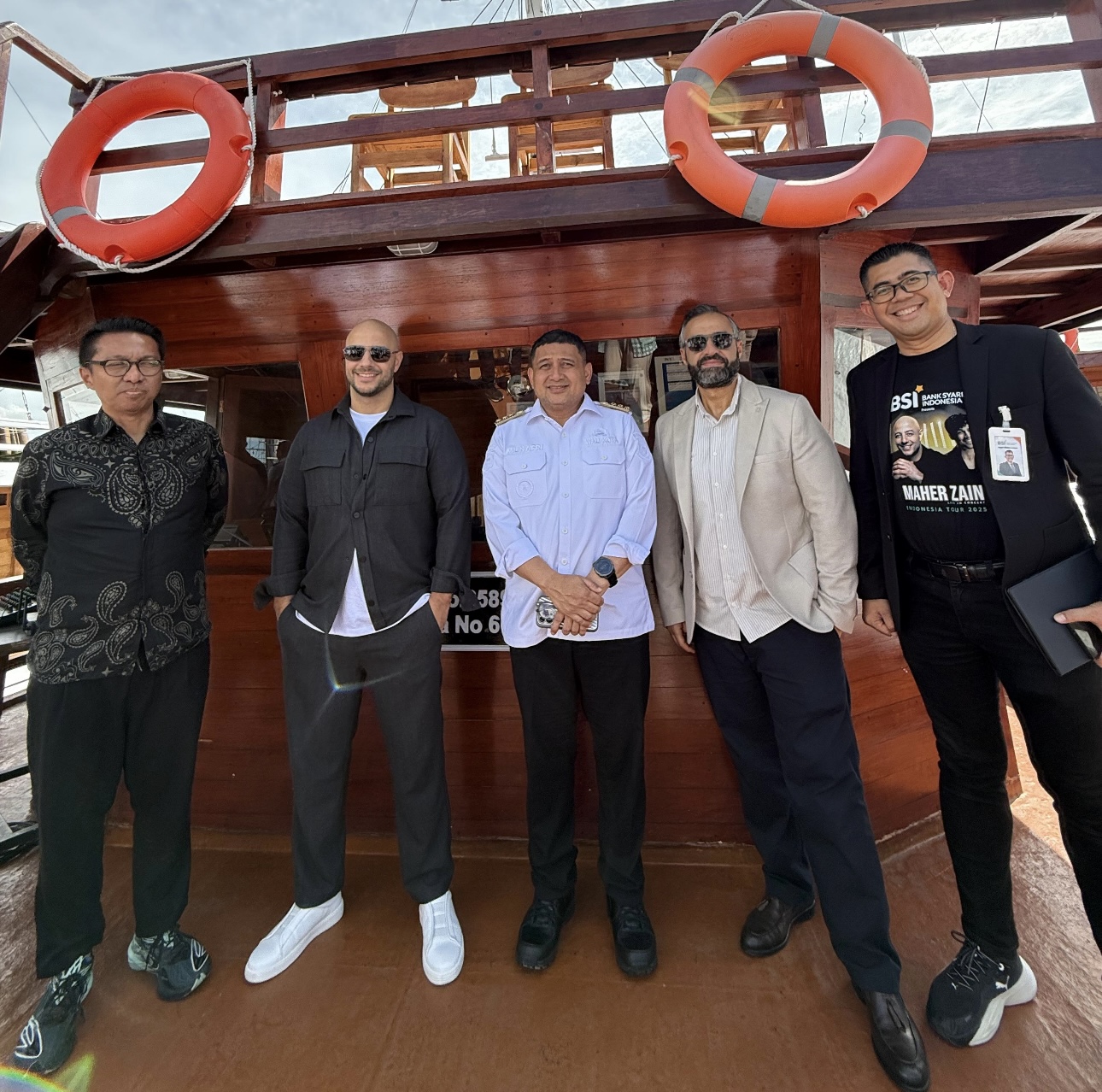 Maher Zain dan Wali Kota Nikmati Makanan Khas serta Keindahan Laut Makassar