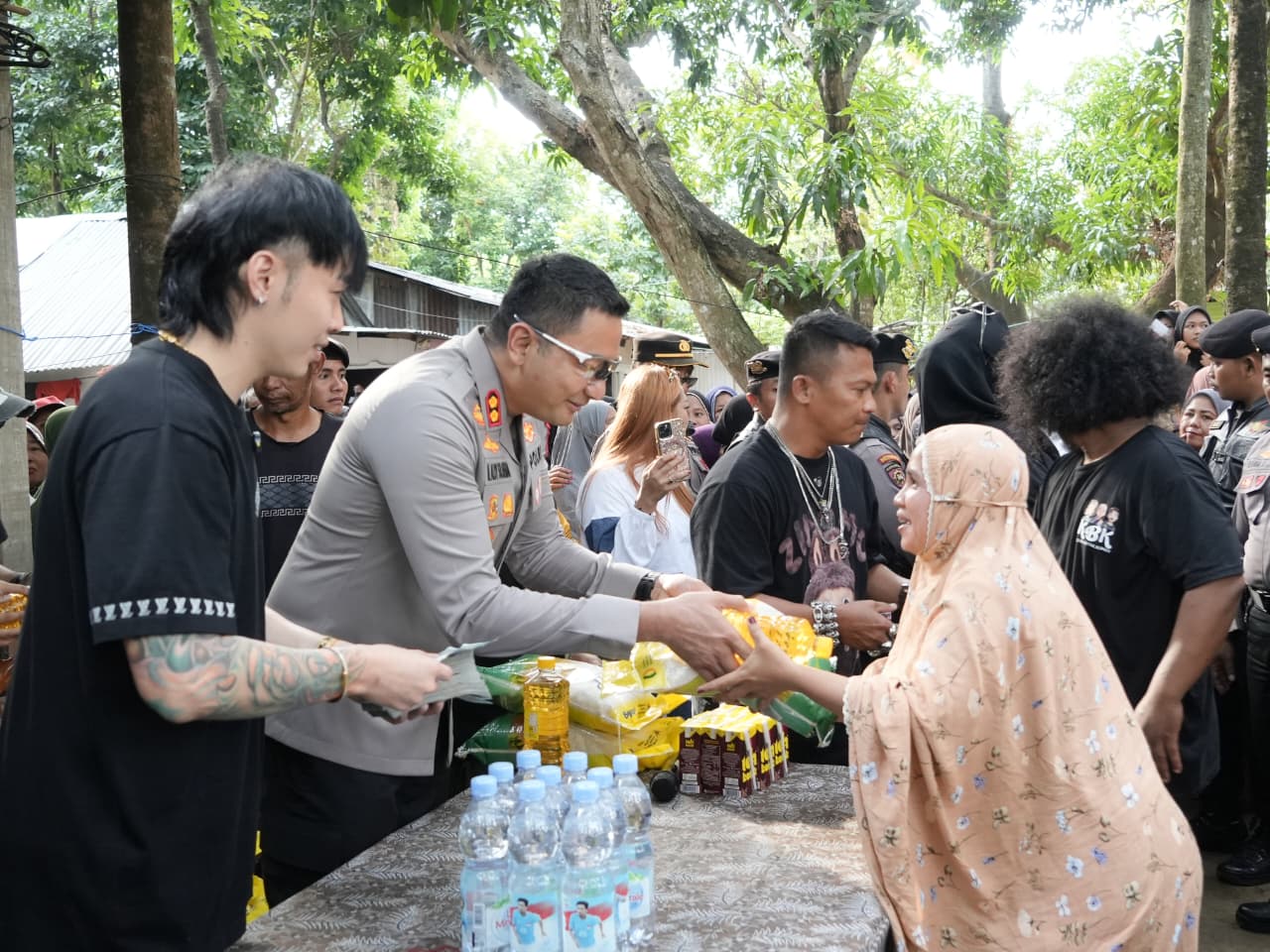 Kapolres Gowa-Selebgram Singapura Bagi Sembako ke Warga Bantaran Sungai Jeneberang